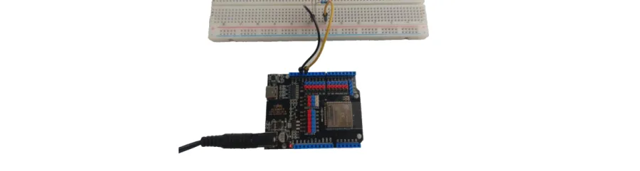 לוח ESP32 מחובר ללוח ניסוי עם נורית שמאירה בעוצמה בינונית