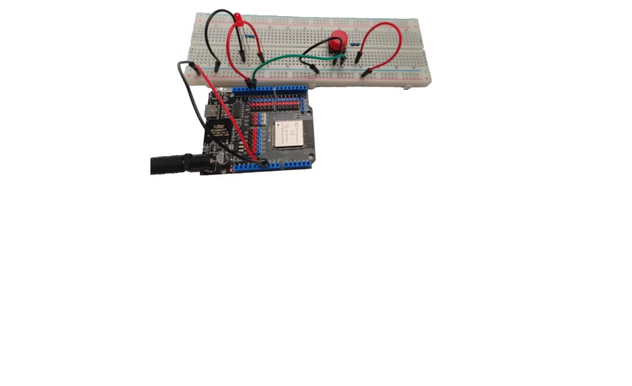תצלום המעגל בניסוי השני — אותו חיבור של לוח ESP32, נורית ולחצן