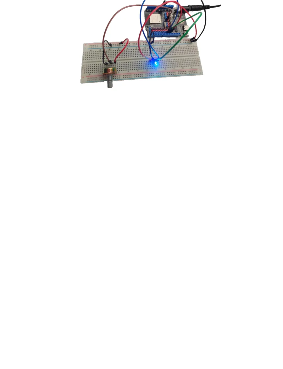 המעגל המורכב — פוטנציומטר ונורית RGB דולקת בכחול על לוח הניסוי