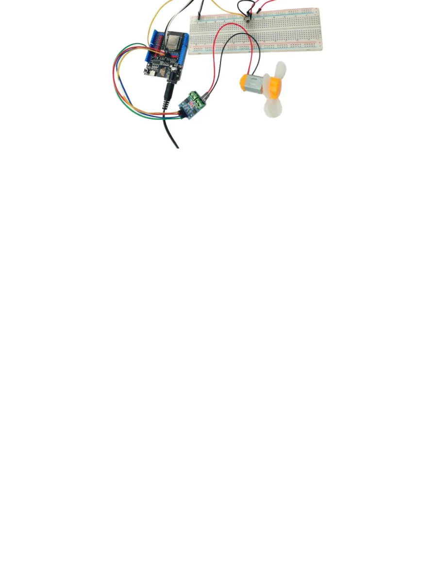 המערכת המורכבת במציאות: לוח ESP32 מחובר בחוטים צבעוניים למודול הנעה ולמנוע עם מדחף, ולידם ברדבורד עם מקלט אינפרא-אדום