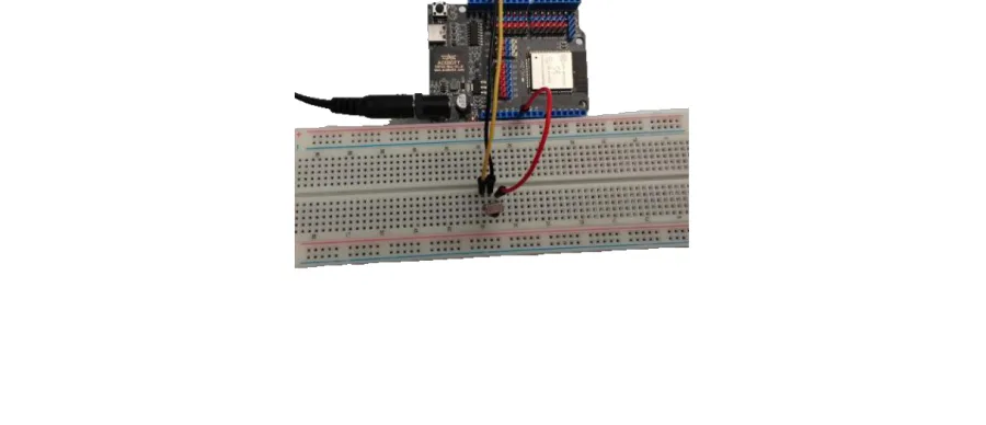 תצלום המעגל המורכב — לוח ESP32 מחובר למקלט אינפרה-אדום על לוח ניסוי