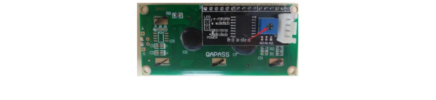 גב מסך LCD1602 — לוח I2C קטן עם בורג כוונון כחול, מסומן בחץ אדום