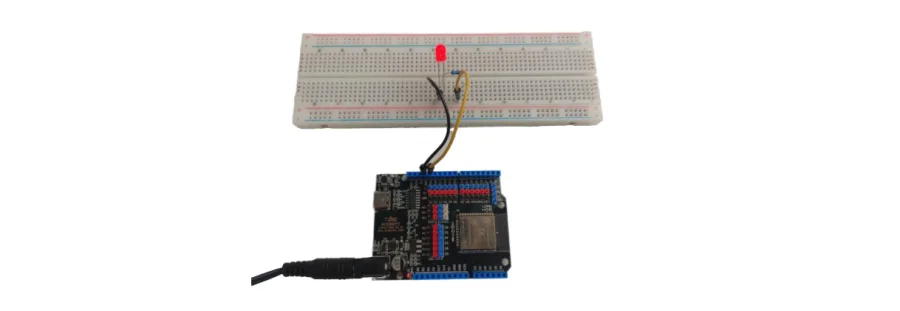 לוח ESP32 מחובר ללוח ניסוי, הנורית האדומה דולקת
