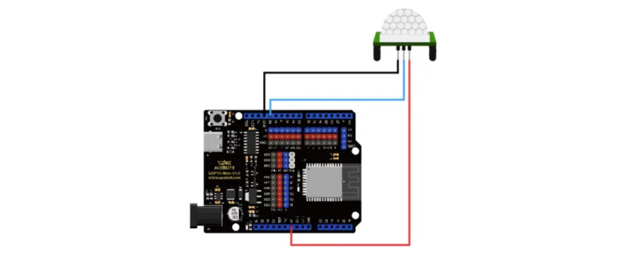חיישן PIR מחובר בשלושה חוטים ללוח ה-ESP32