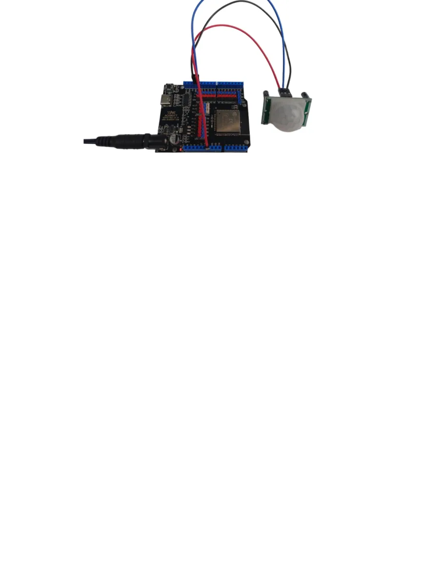 לוח ESP32 עם חיישן PIR מחובר אליו בחוטים