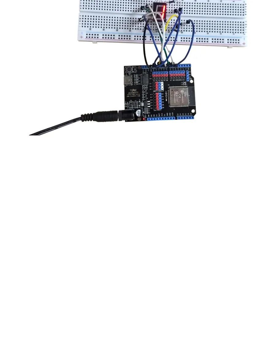 לוח ESP32 מחובר ללוח ניסוי שעליו תצוגת סגמנטים אדומה דולקת